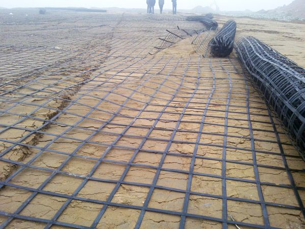 土工格栅铺设